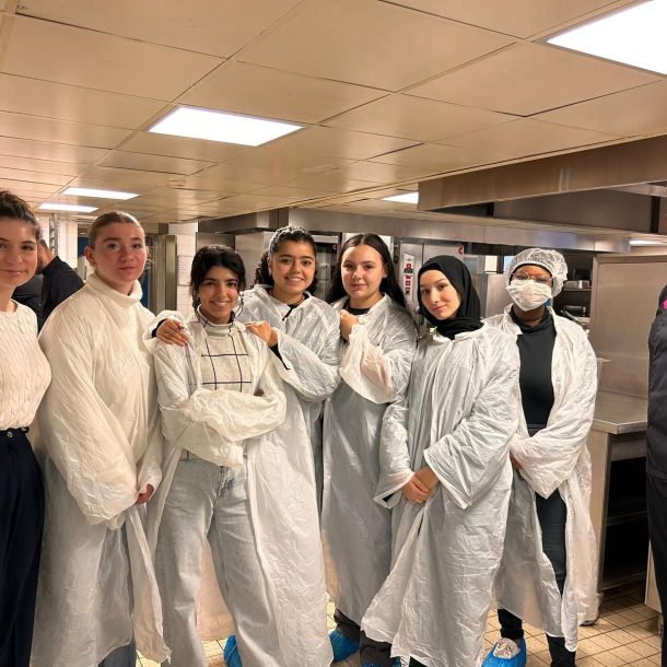 Des étudiants en BUT Génie Biologique de l&rsquo;IUT de Créteil-Vitry visitent des cuisines de restauration collective