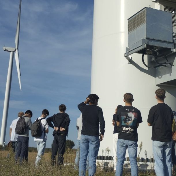 Sensibilisation au développement durable : des étudiants de l’IUT Angers-Cholet à la découverte d’un parc éolien