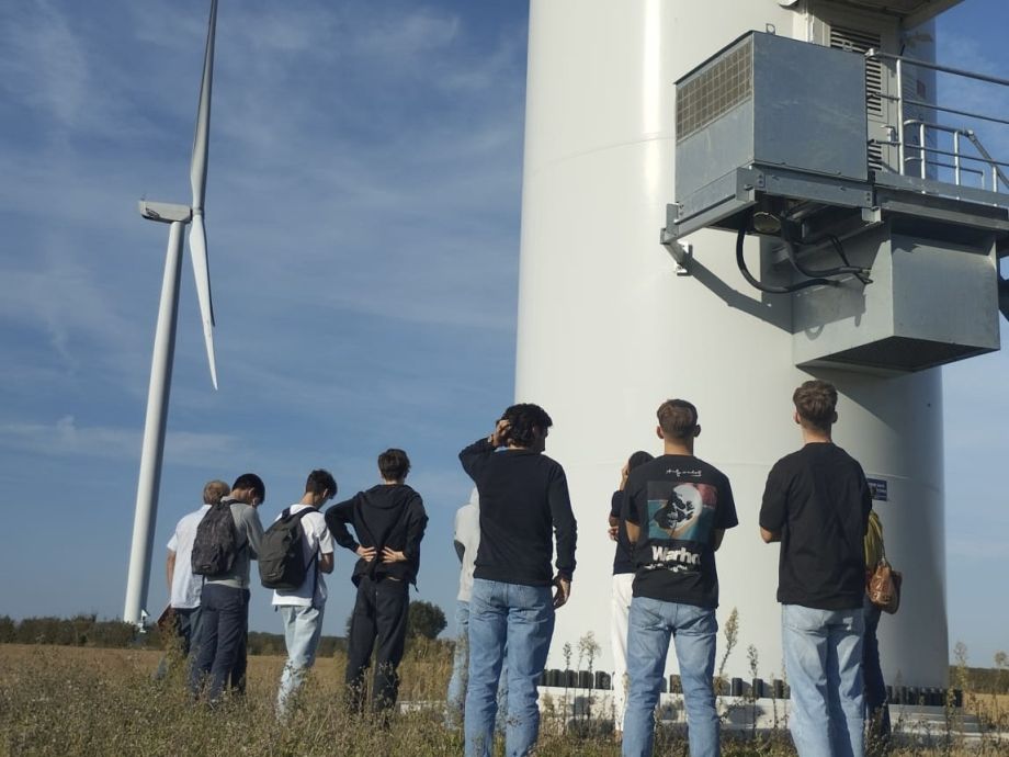 Sensibilisation au développement durable : des étudiants de l’IUT Angers-Cholet à la découverte d’un parc éolien