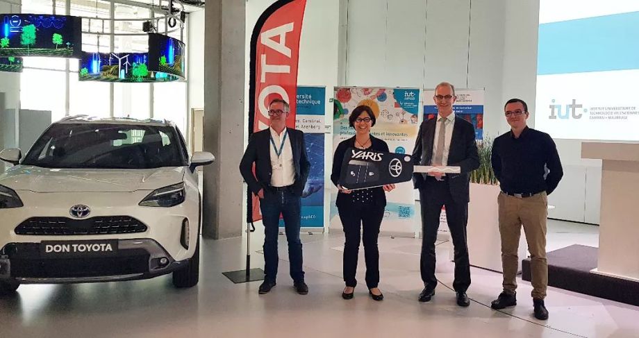 Toyota fait don de 2 voitures hybrides à l’IUT de Valenciennes
